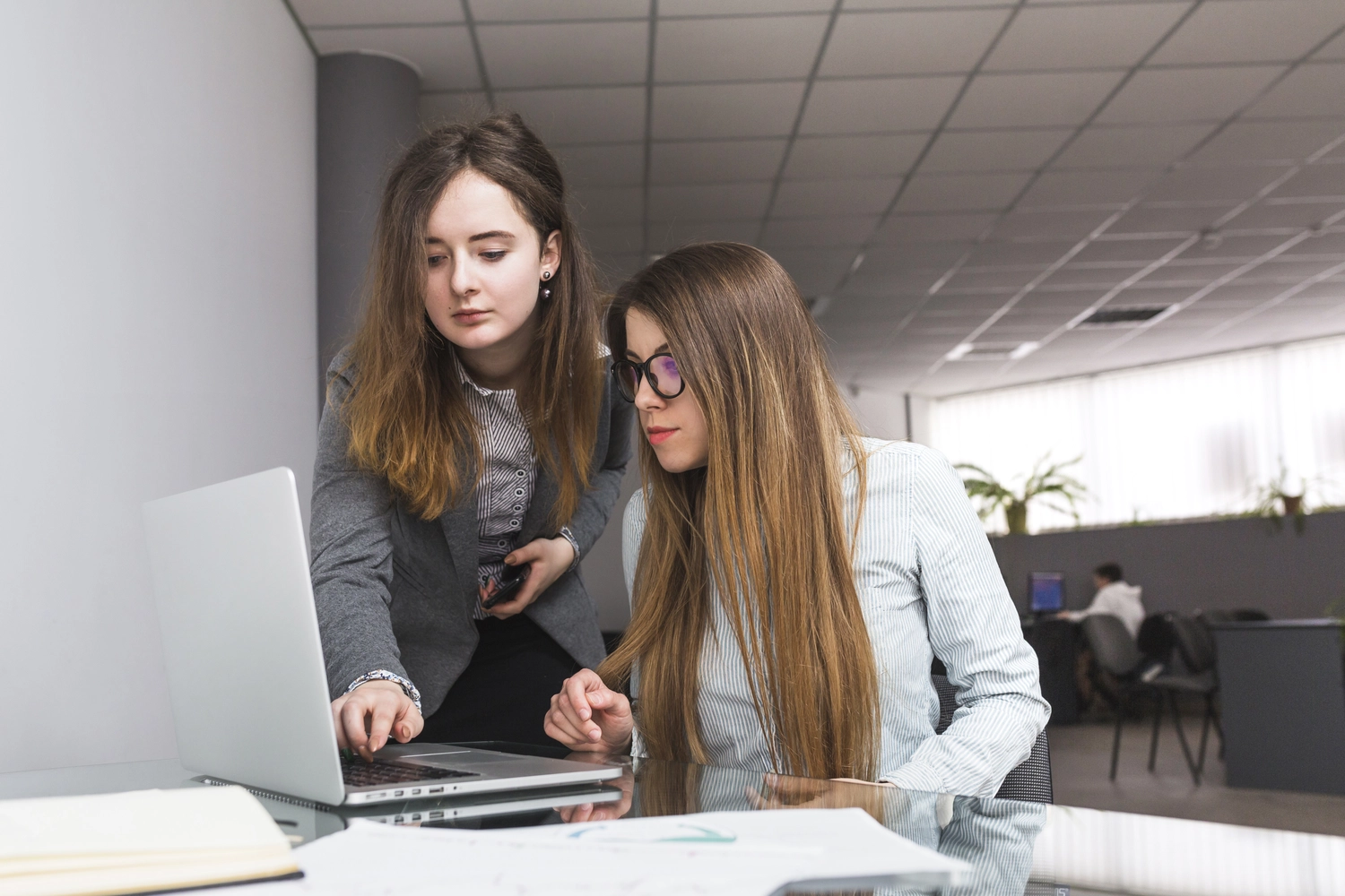 Personaldienstleistung Anja Stöcker - Personalvermittlung - zwei Geschäftsfrauen arbeiten am Laptop
